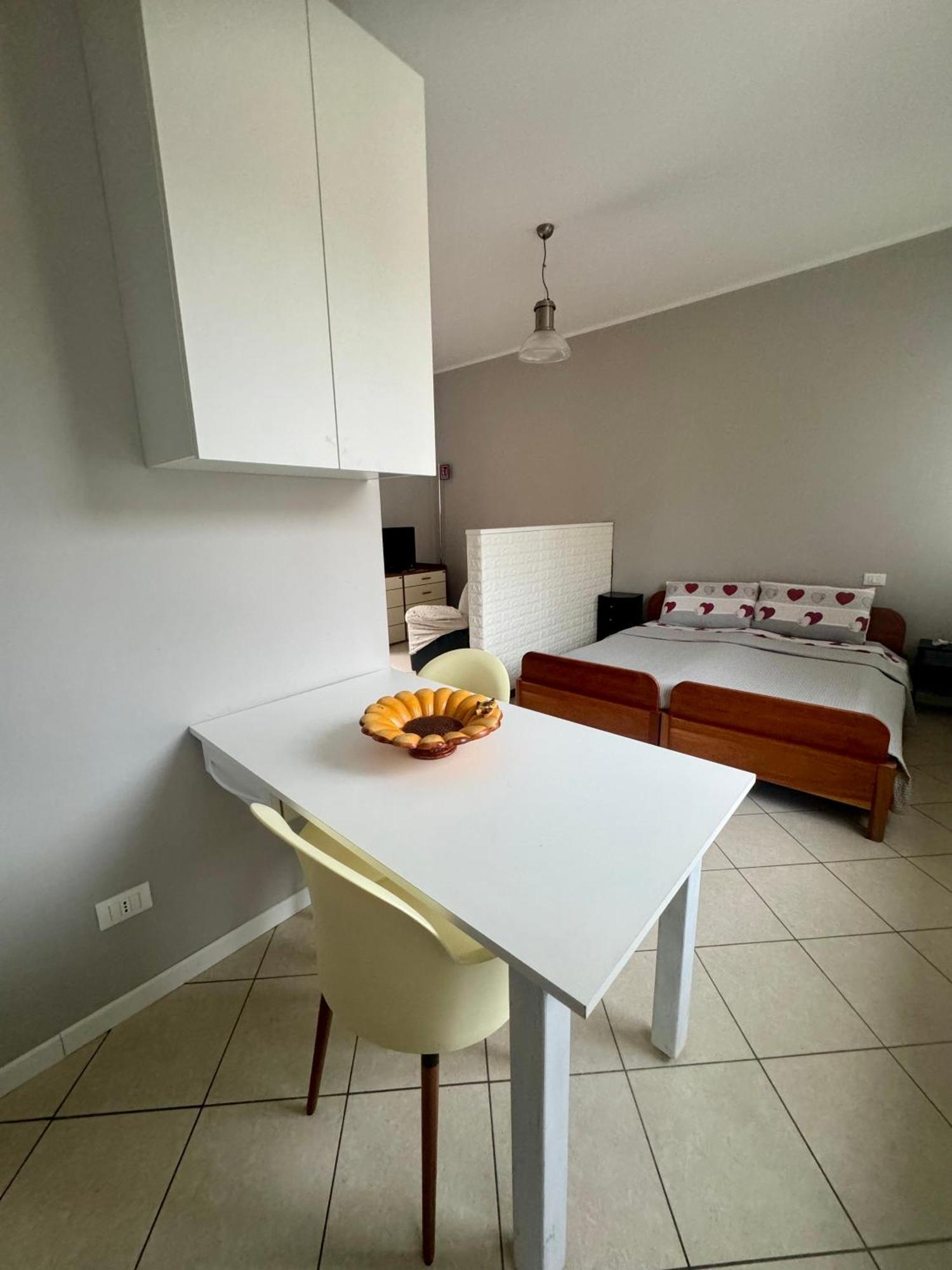 Casa Tito - Accogliente Monolocale A Due Passi Dalla Stazione Cesano Maderno Exterior foto